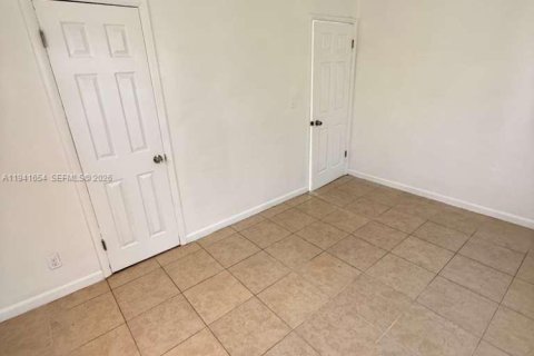 House in Miami, Florida 2 bedrooms, 128.02 sq.m. № 1998918