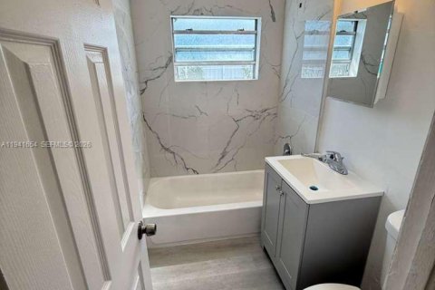 Снять в аренду виллу или дом в Майами, Флорида 2 спальни, 128.02м2, № 1998918 - фото 4