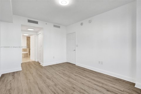 Condo in Plantation, Florida, 2 bedrooms  № 1953549 - photo 13