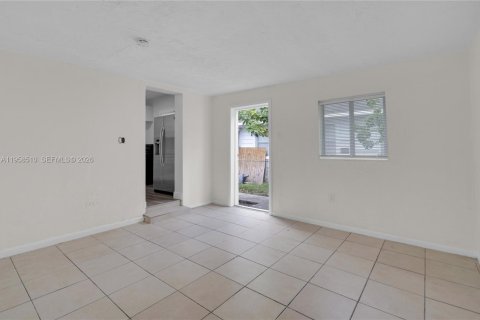 Villa ou maison à louer à Miami, Floride: 4 chambres, 100.33 m2 № 2019921 - photo 6