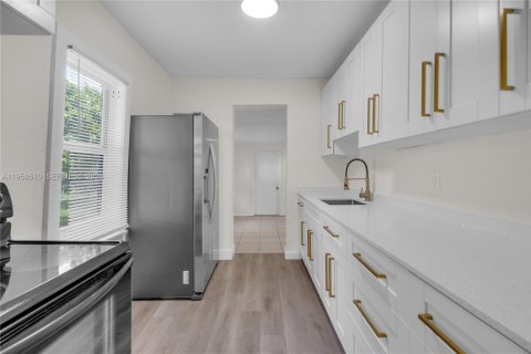 Villa ou maison à louer à Miami, Floride: 4 chambres, 100.33 m2 № 2019921 - photo 3