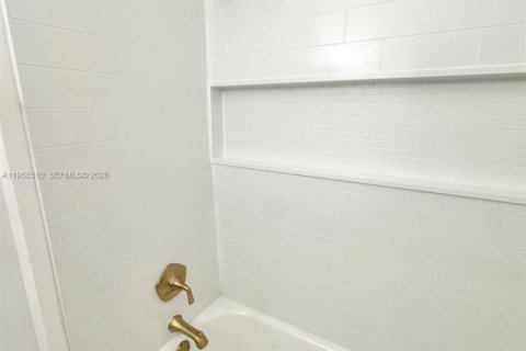 Villa ou maison à louer à Miami, Floride: 4 chambres, 100.33 m2 № 2019921 - photo 12