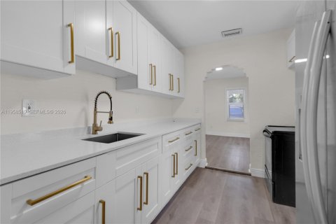 Villa ou maison à louer à Miami, Floride: 4 chambres, 100.33 m2 № 2019921 - photo 2