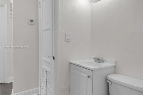 Villa ou maison à louer à Miami, Floride: 4 chambres, 100.33 m2 № 2019921 - photo 10