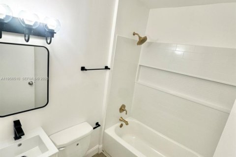 Villa ou maison à louer à Miami, Floride: 4 chambres, 100.33 m2 № 2019921 - photo 13