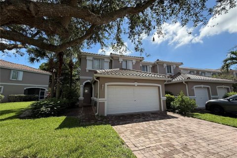 Townhouse in Fort Myers, Florida 3 bedrooms, 180.04 sq.m. № 1905329 - photo 1