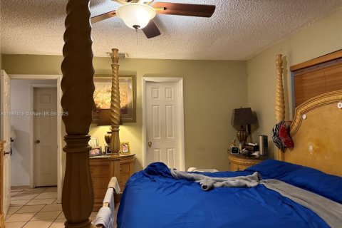 House in Miami, Florida 4 bedrooms, 282.79 sq.m. № 1942201 - photo 14
