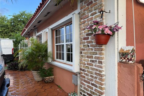 Villa ou maison à vendre à Miami, Floride: 4 chambres, 282.79 m2 № 1942201 - photo 5