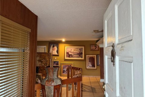House in Miami, Florida 4 bedrooms, 282.79 sq.m. № 1942201 - photo 7