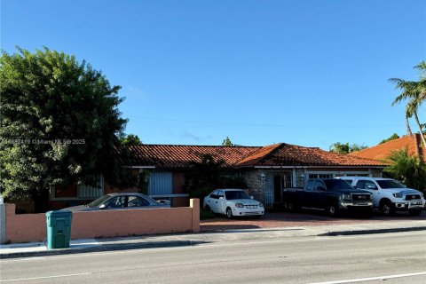 Villa ou maison à vendre à Miami, Floride: 4 chambres, 282.79 m2 № 1942201 - photo 1