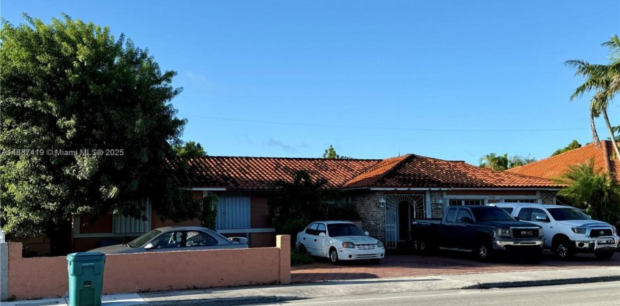 House in Miami, Florida 4 bedrooms, 282.79 sq.m. № 1942201