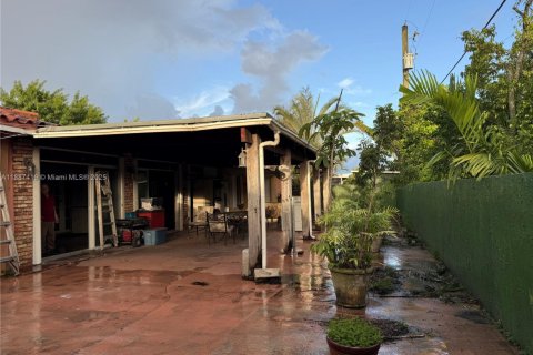 Villa ou maison à vendre à Miami, Floride: 4 chambres, 282.79 m2 № 1942201 - photo 23