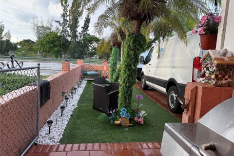 House in Miami, Florida 4 bedrooms, 282.79 sq.m. № 1942201 - photo 25