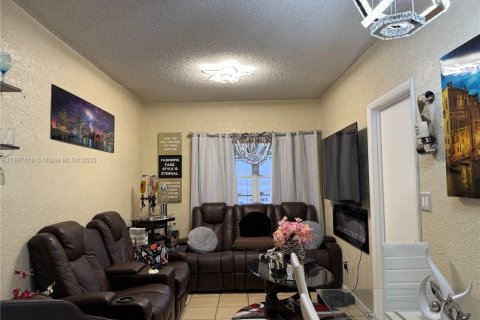 House in Miami, Florida 4 bedrooms, 282.79 sq.m. № 1942201 - photo 17