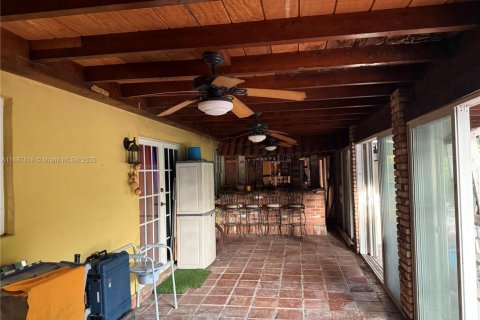 House in Miami, Florida 4 bedrooms, 282.79 sq.m. № 1942201 - photo 20