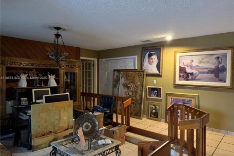 House in Miami, Florida 4 bedrooms, 282.79 sq.m. № 1942201 - photo 8