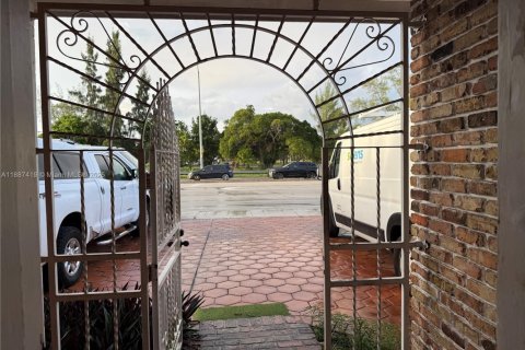 House in Miami, Florida 4 bedrooms, 282.79 sq.m. № 1942201 - photo 26
