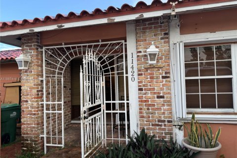 House in Miami, Florida 4 bedrooms, 282.79 sq.m. № 1942201 - photo 6