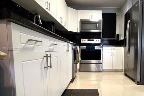 Condo in Hialeah, Florida, 3 bedrooms  № 1819938 - photo 1