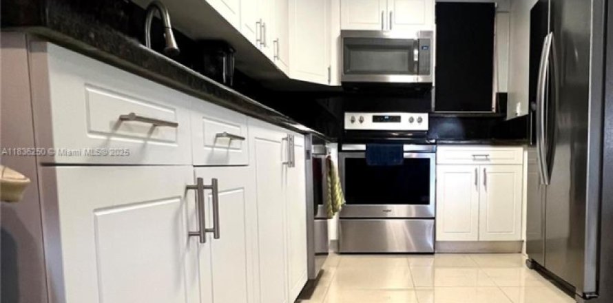 Condo in Hialeah, Florida, 3 bedrooms  № 1819938
