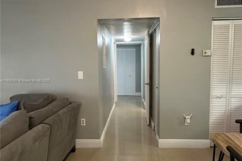 Condo in Hialeah, Florida, 3 bedrooms  № 1819938 - photo 16