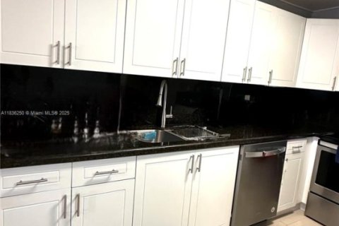 Condo in Hialeah, Florida, 3 bedrooms  № 1819938 - photo 2