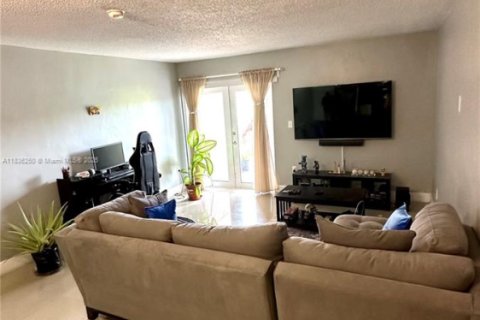 Condo in Hialeah, Florida, 3 bedrooms  № 1819938 - photo 26
