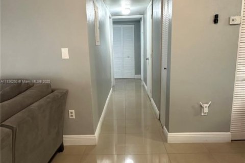 Condo in Hialeah, Florida, 3 bedrooms  № 1819938 - photo 17
