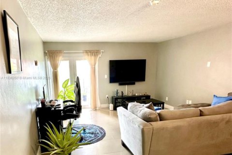 Condo in Hialeah, Florida, 3 bedrooms  № 1819938 - photo 28