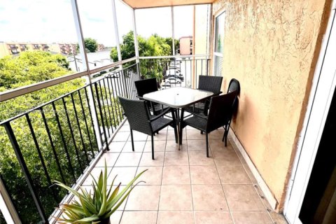 Condo in Hialeah, Florida, 3 bedrooms  № 1819938 - photo 22