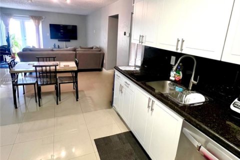 Condo in Hialeah, Florida, 3 bedrooms  № 1819938 - photo 3