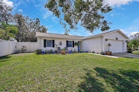 House in Sarasota, Florida 4 bedrooms, 127 sq.m. № 1416444 - photo 2