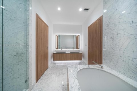 Condominio en venta en Bay Harbor Islands, Florida, 2 dormitorios, 175.49 m2 № 2076984 - foto 19