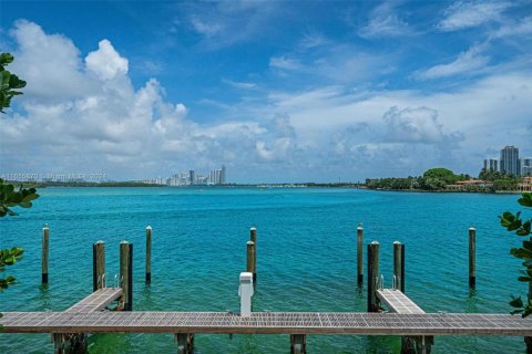 Condominio en Bay Harbor Islands, Florida, 2 dormitorios  № 2076984
