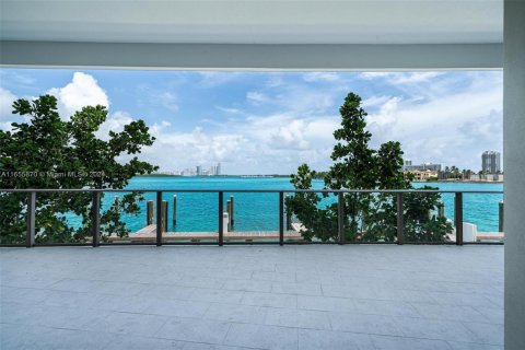 Condominio en venta en Bay Harbor Islands, Florida, 2 dormitorios, 175.49 m2 № 2076984 - foto 17
