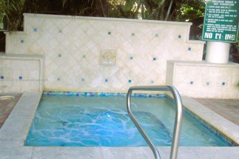 Condo in Kendall, Florida, 2 bedrooms  № 1872378 - photo 5