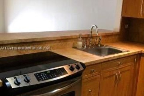 Condo in Kendall, Florida, 2 bedrooms  № 1872378 - photo 11