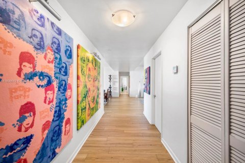 Condo in Miami, Florida, 3 bedrooms  № 1950099 - photo 19