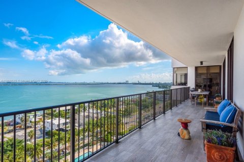 Condo in Miami, Florida, 3 bedrooms  № 1950099 - photo 2