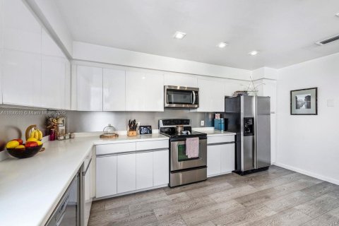 Condo in Miami, Florida, 3 bedrooms  № 1950099 - photo 17