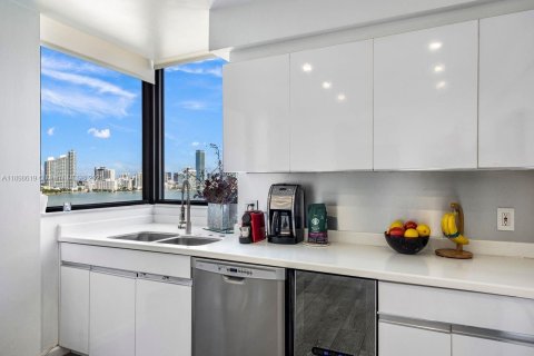 Condo in Miami, Florida, 3 bedrooms  № 1950099 - photo 16