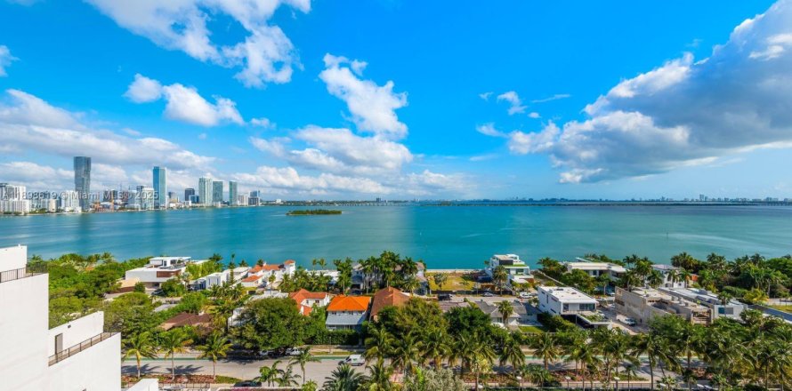 Condo in Miami, Florida, 3 bedrooms  № 1950099