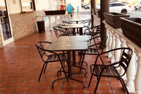 Commercial property in Hialeah, Florida № 1863662 - photo 6