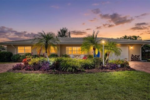 House in Sarasota, Florida 3 bedrooms, 184.69 sq.m. № 2137116 - photo 2
