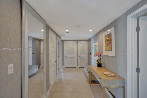 Снять в аренду кондоминиум в Бей-Харбор-Айлендс, Флорида 3 спальни, 161.56м2, № 2005767 - фото 17