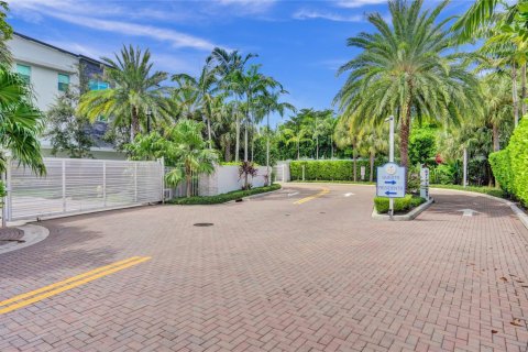 Townhouse in Oakland Park, Florida 3 bedrooms, 213.21 sq.m. № 1139474 - photo 1