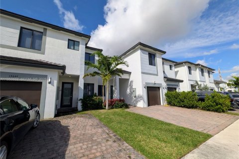 Снять в аренду таунхаус в Майами, Флорида 3 спальни, 169.45м2, № 2006363 - фото 2