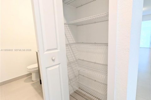 Снять в аренду таунхаус в Майами, Флорида 3 спальни, 169.45м2, № 2006363 - фото 11