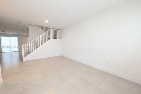 Снять в аренду таунхаус в Майами, Флорида 3 спальни, 169.45м2, № 2006363 - фото 3