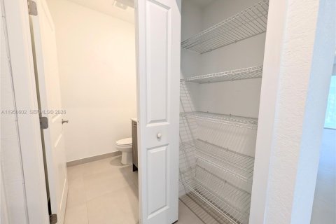 Снять в аренду таунхаус в Майами, Флорида 3 спальни, 169.45м2, № 2006363 - фото 12